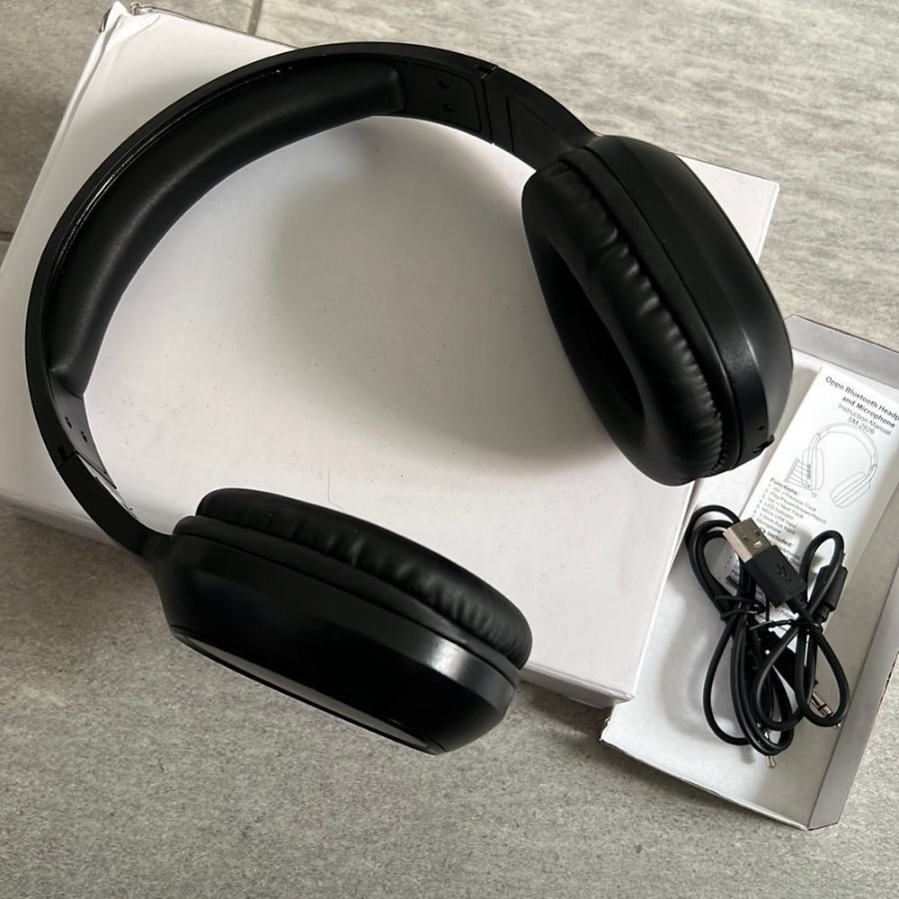 Oppo Black Bluetooth Headphones and Microphone BNIB